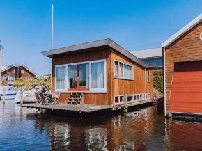 Nice houseboat with dishwasher, close to Amsterdam